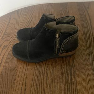 Sorel black suede/leather distressed ankle boots